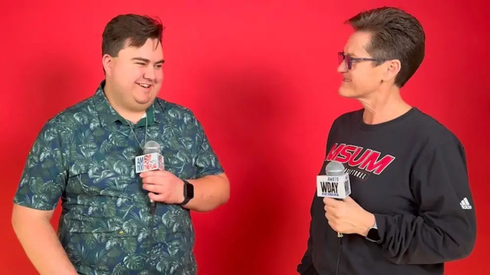 2 people having a conversation