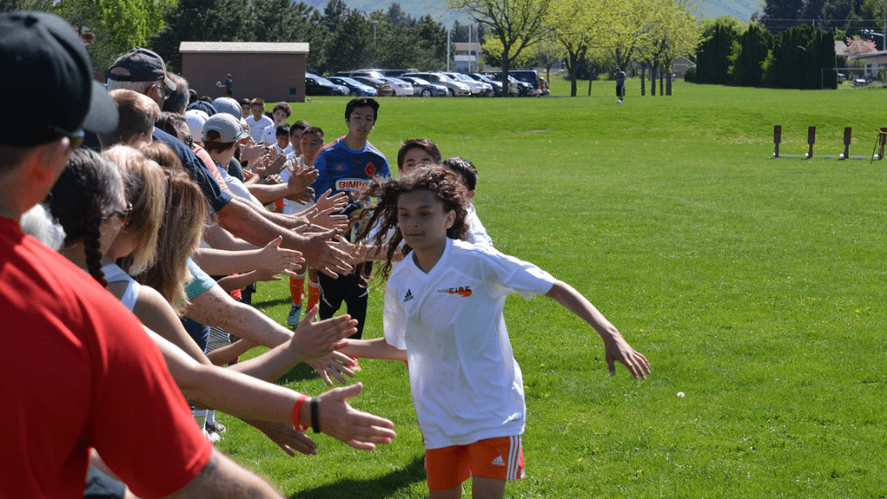 soccer players show good sportsmanship