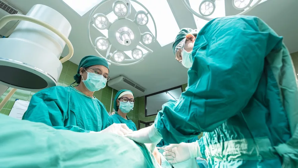 Surgeons operate on a patient in the hospital (Photo via Pixabay)