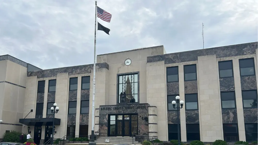 Image of exterior of Becker County District Court in Detroit Lakes