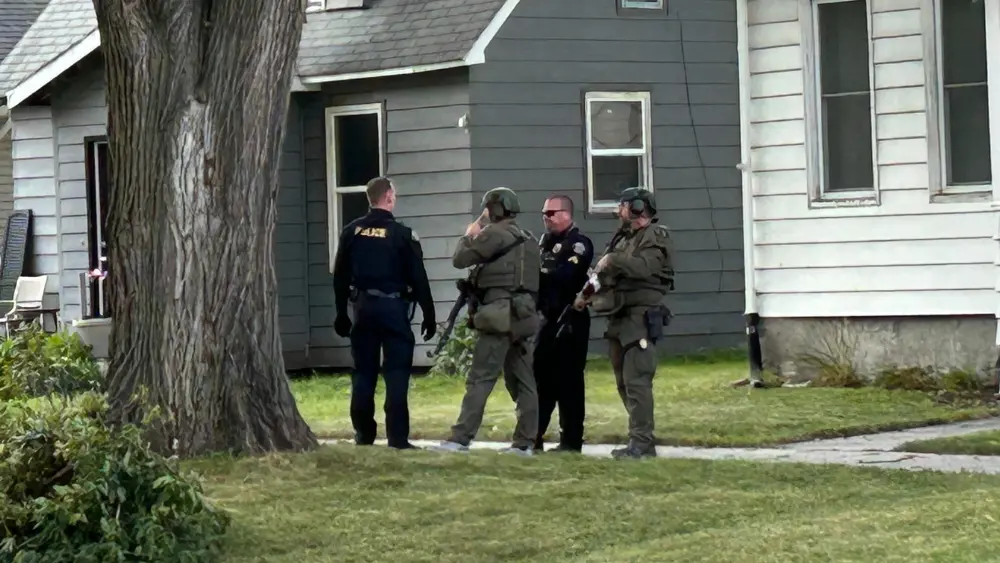 Image of Fargo police officers and SWAT Team members meeting and discussing the standoff situation