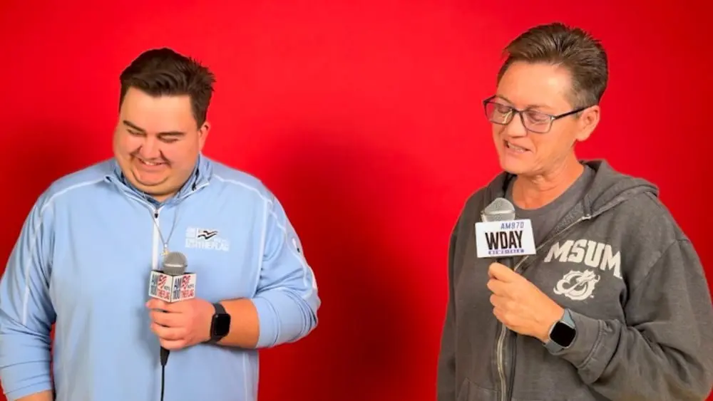 2 people having a conversation