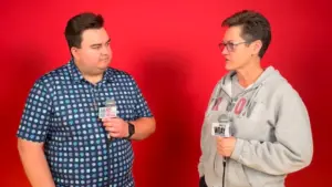 2 people having a conversation