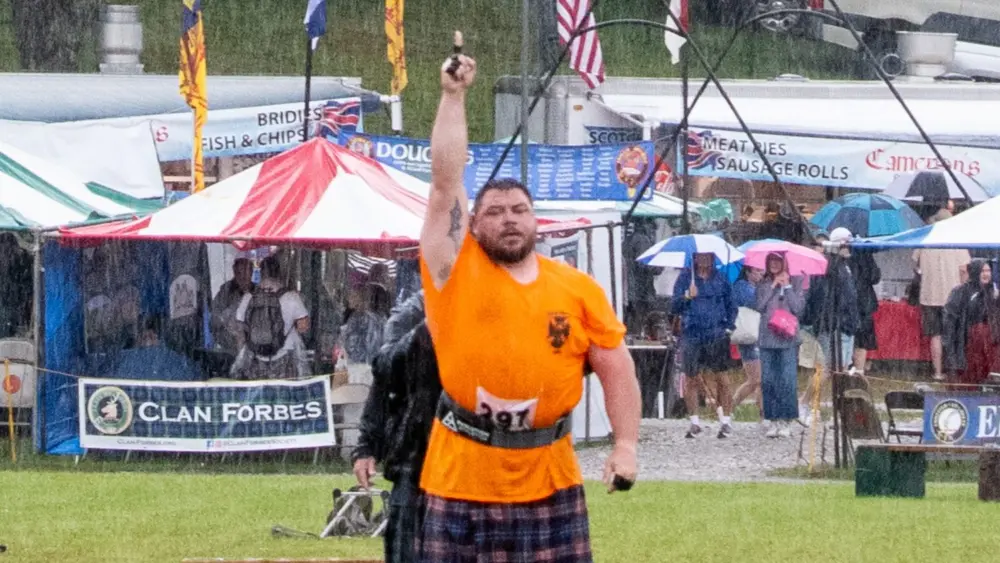 gmhg_mens-heavy-athletics_kyle-lillie_caber-toss_photo-by-skip-sickler_courtesy-of-grandfather-mountain-stewardship-foundation