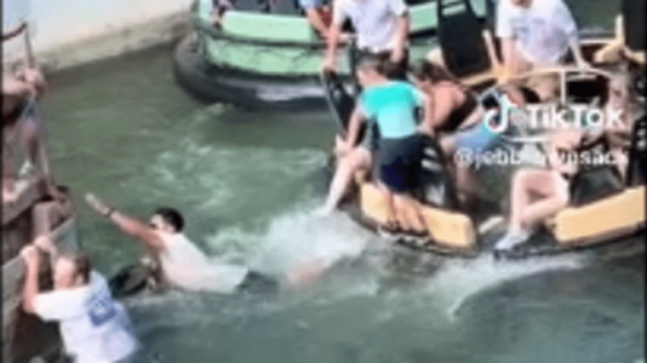 six-flags-roaring-rapids-2632481