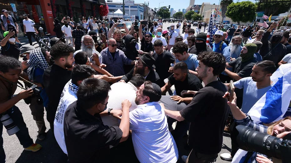 la-clash-outside-synagogue239074