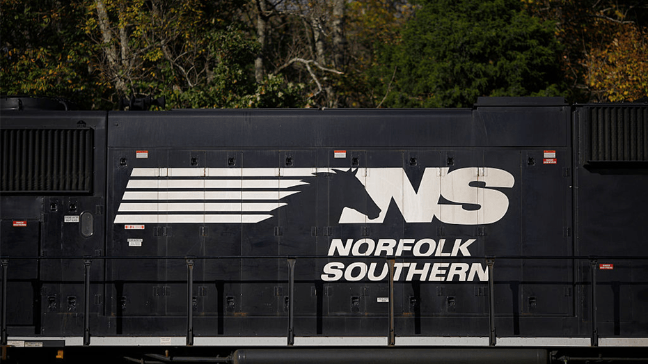 norfolk-southern-train997209