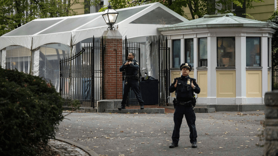 gracie-mansion-officer2914052