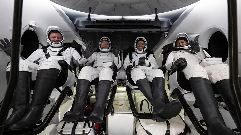 astronauts-in-capsule433707