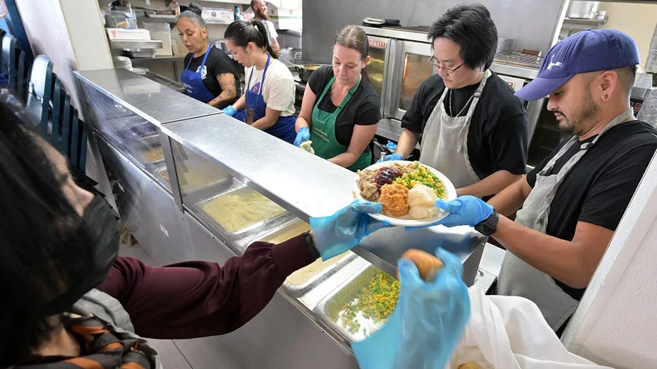 volunteers-thanksgiving986715