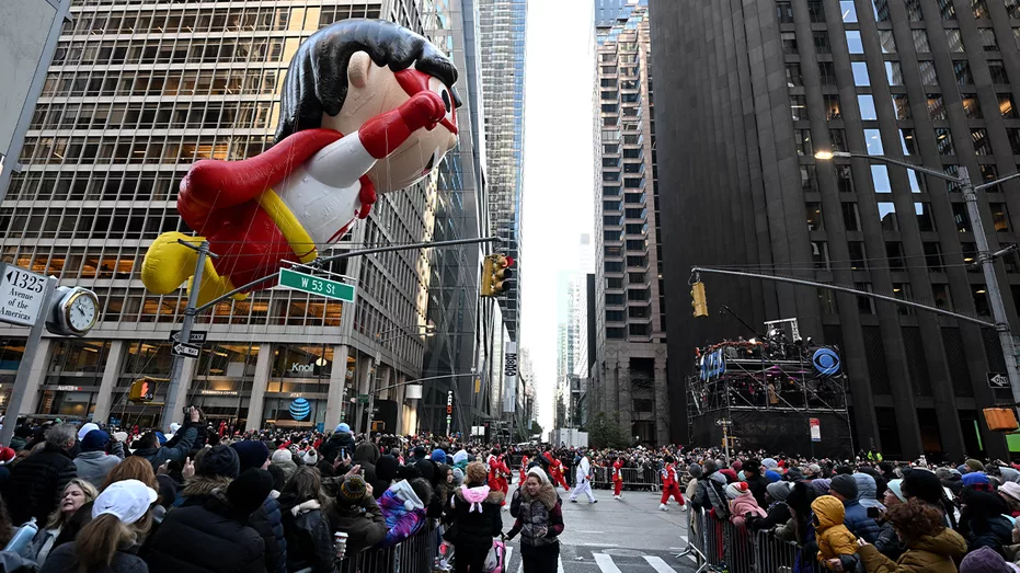 macys-thanksgiving-parade-and-crowd-getty772396