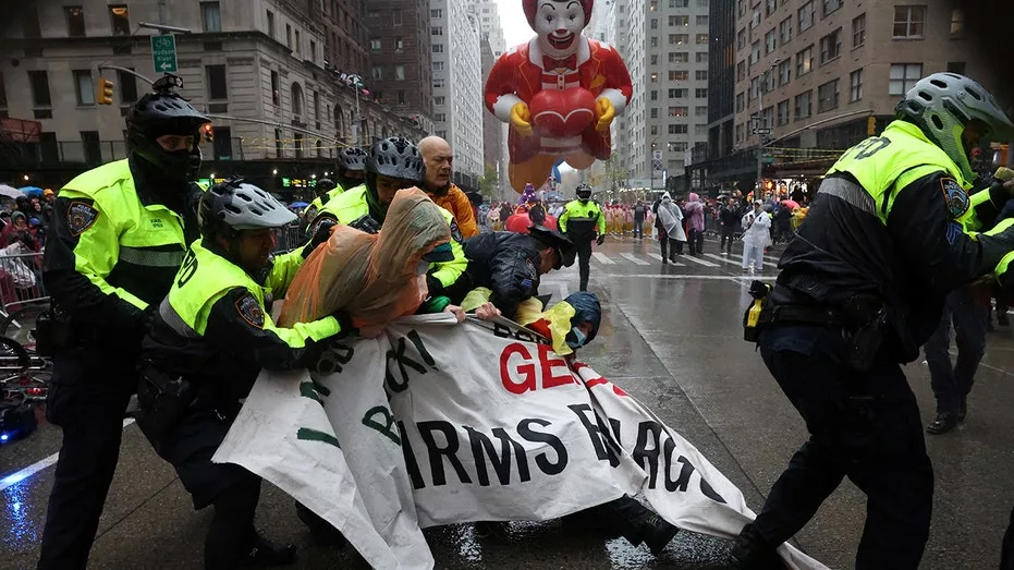 anti-israel-protesters-macys-parade1467089
