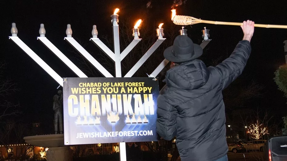 lake-forest-menorah-1352297