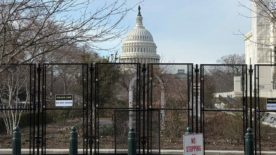 capitolbuilding_fence2-scaled-e173643412488742021