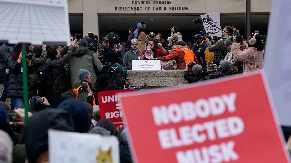 2025-02-05t211618z_99069995_rc2locakbqiy_rtrmadp_3_usa-trump-protests812839