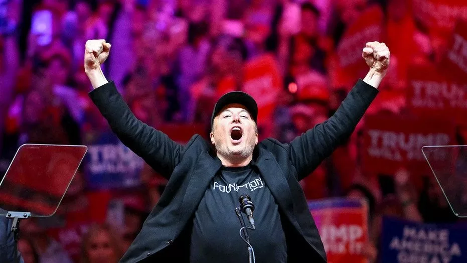musk-hands-raised676497
