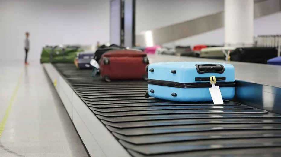 luggage-on-conveyor-belt-with-tag834712
