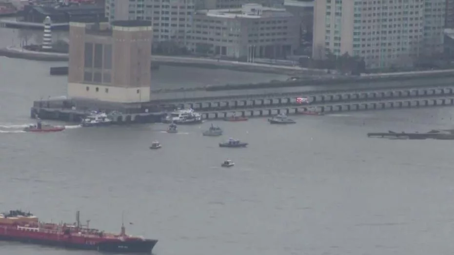 helicopter-lands-in-the-hudson-river668883