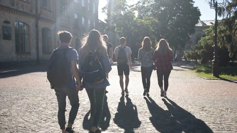 college-students-walking316633