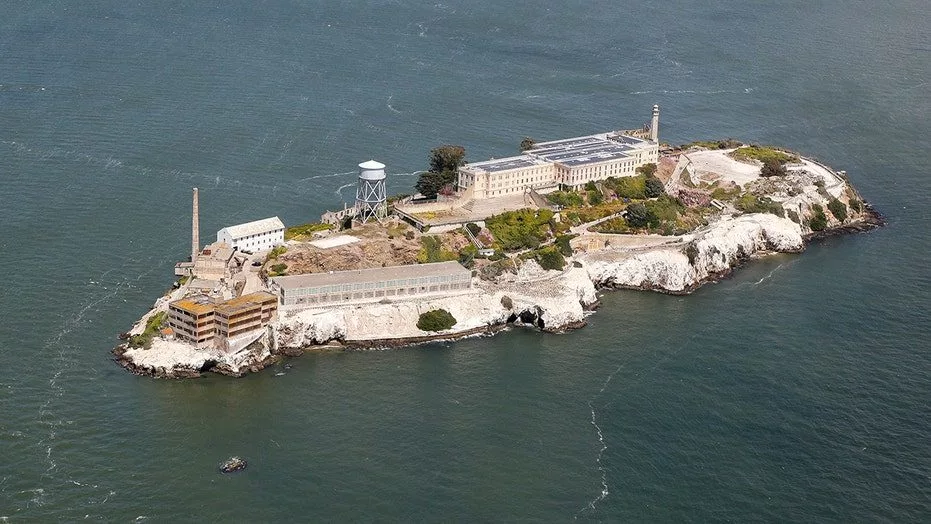 alcatraz-island861817