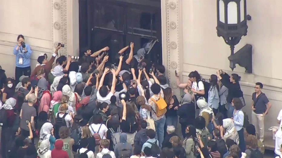 pushing-past-guard-protesters462052