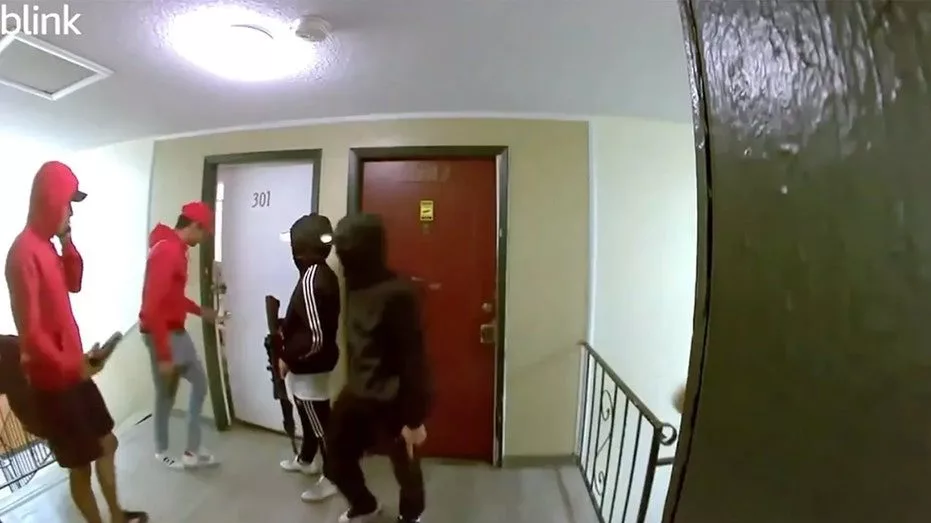 tren-de-aragua-gang-members-rush-apartment-door548957
