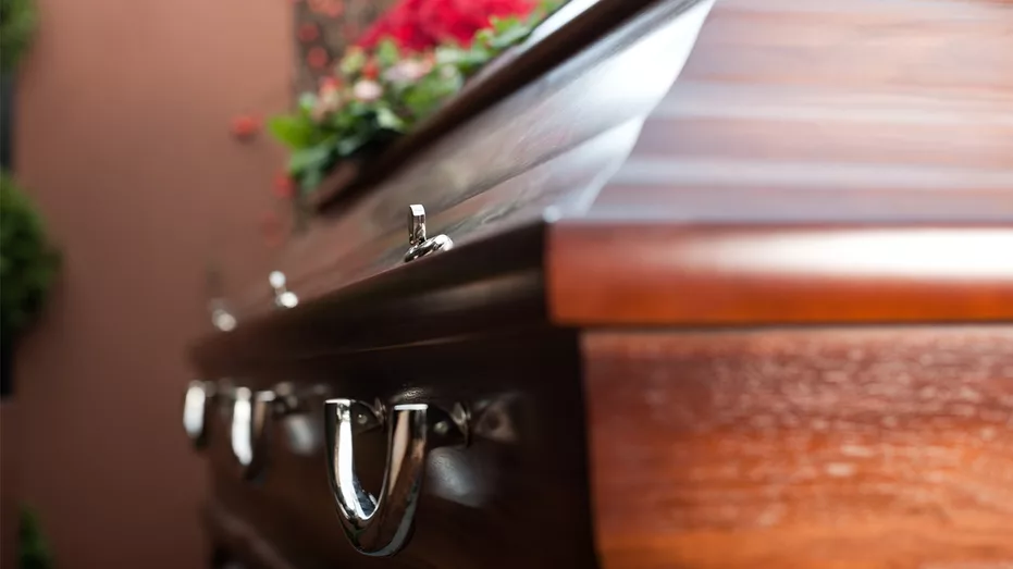 casketwithflowers125374