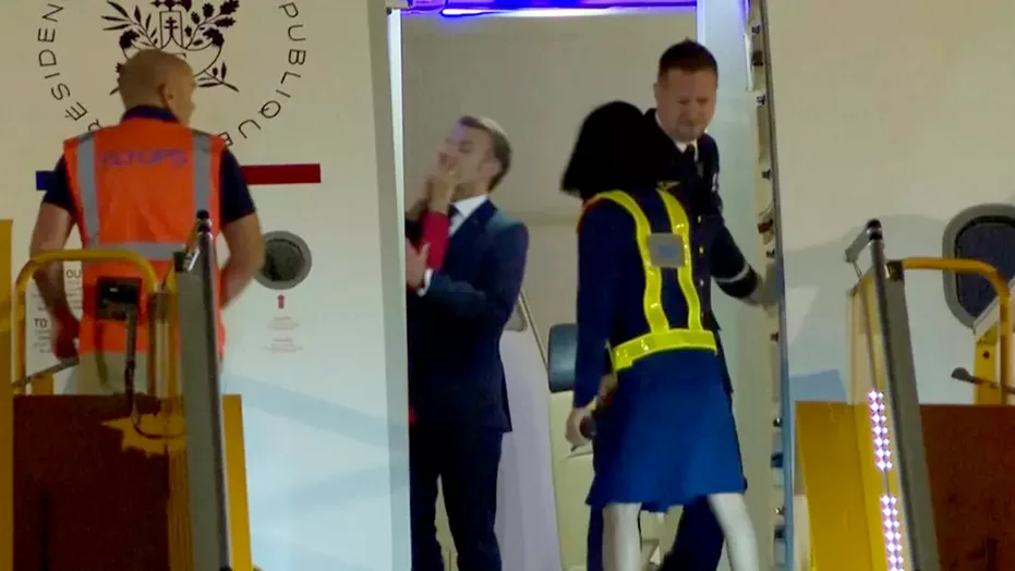 macron-shove927182