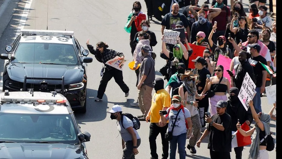 2025-06-08t234626z_1629295096_rc2myeajgvtz_rtrmadp_3_usa-migration-protest-los-angeles398743
