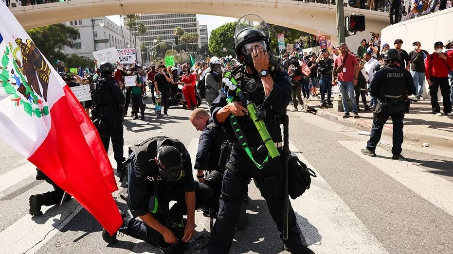 65b471ce-los-angeles-ice-protests_01123940