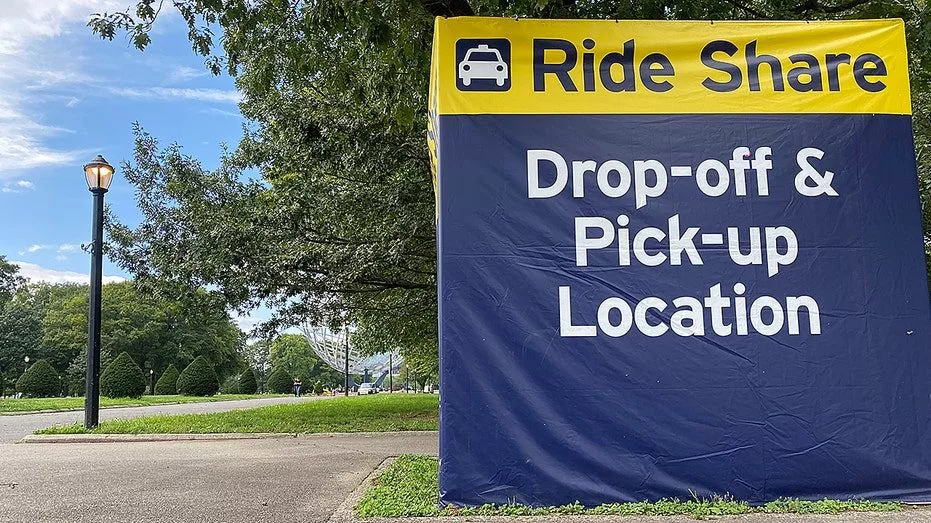 rideshare-pickup-sign929244