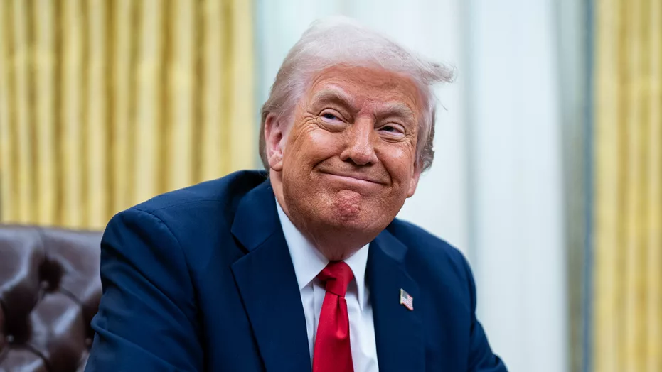 trump-grinning-in-office455609