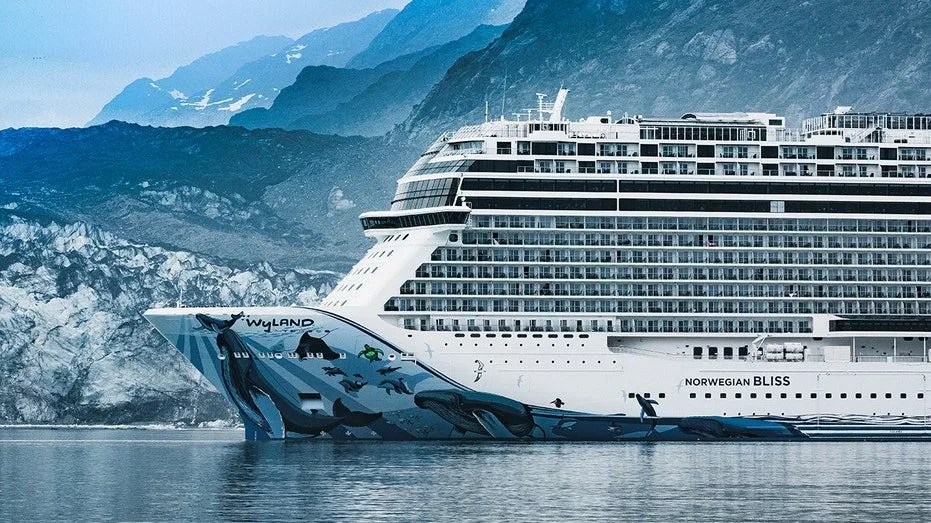 alaska-cruise-tourism_04459483