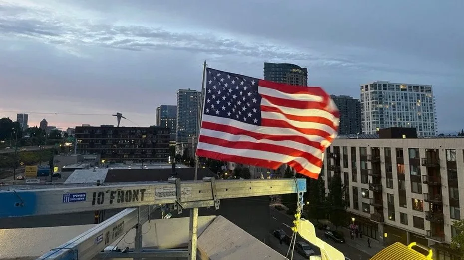 ice-american-flag_portland_02-1867023