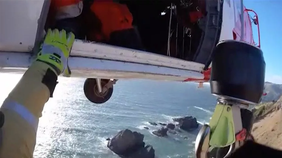 coast-guard-oregon-helicopter-rescue_03429158