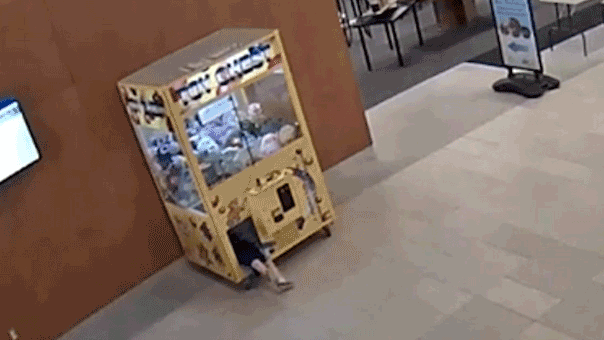 ohio-boy-stuck-in-claw-machine539463