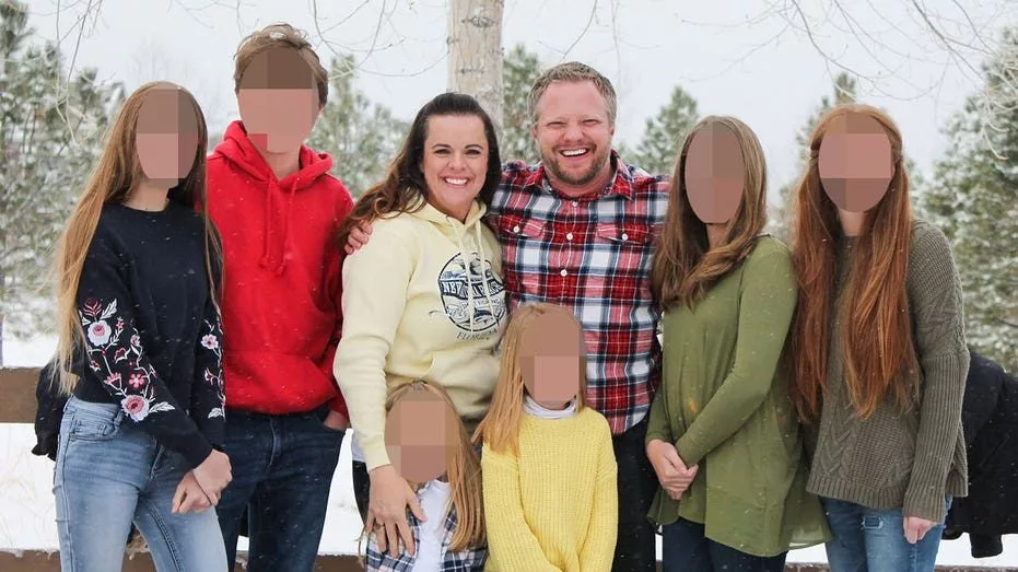 angela-and-james-toliver-craig-with-children-blurred927758