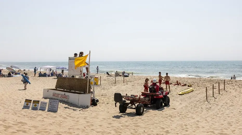 nantucket-people-on-beach642618