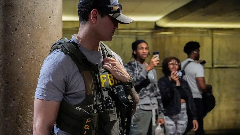 fbi-agent-patrols-dc467744
