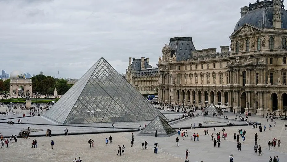 louvre-musuem-paris-file227081