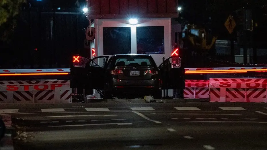 Car rams into White House barricade, suspect arrested: officials