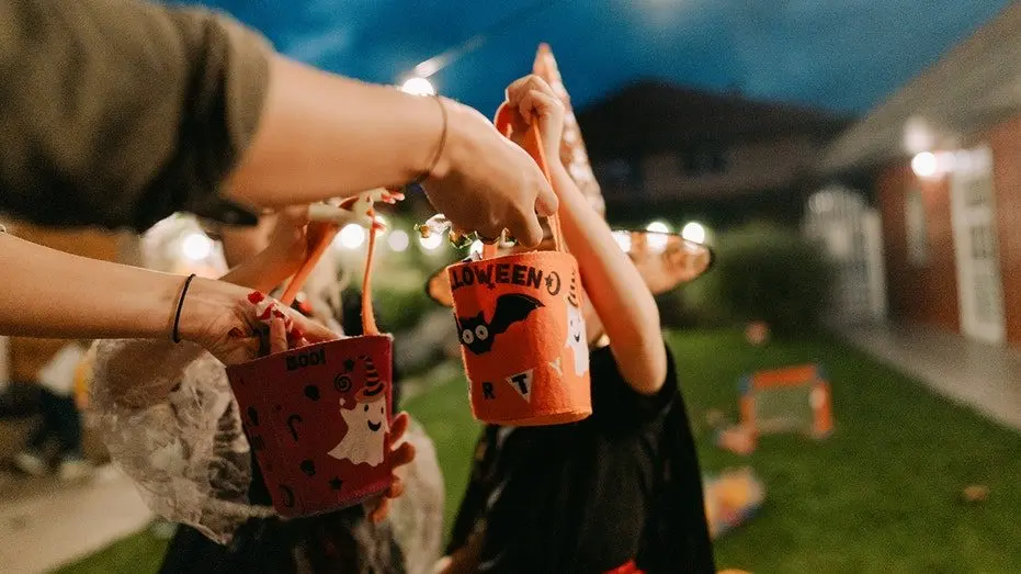 halloween-trick-or-treat-candy_01239364