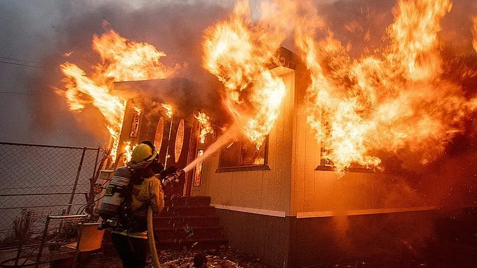 firefighter-battles-palisades-fire253436