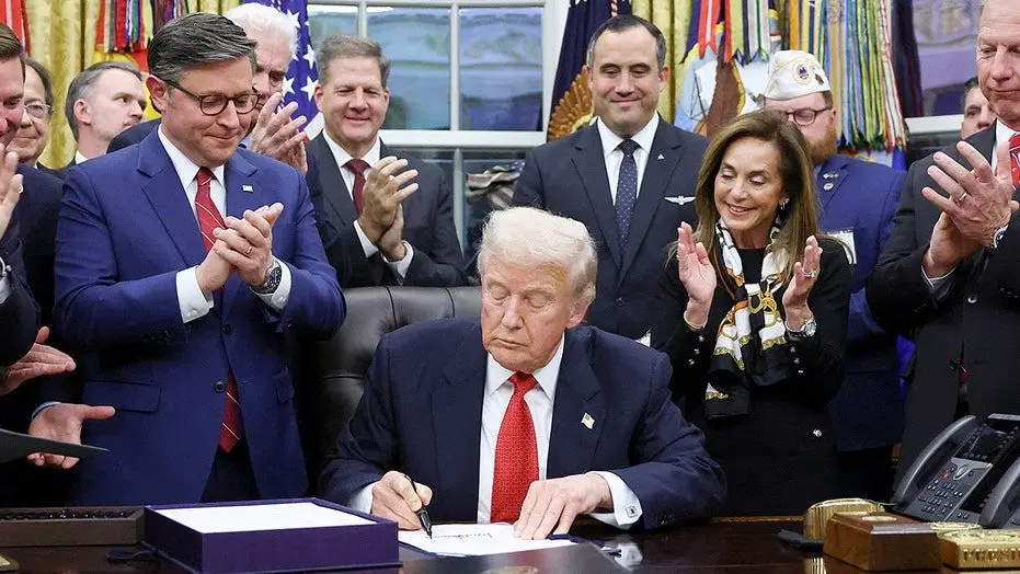 trump-signs-cr-bill-into-law39379