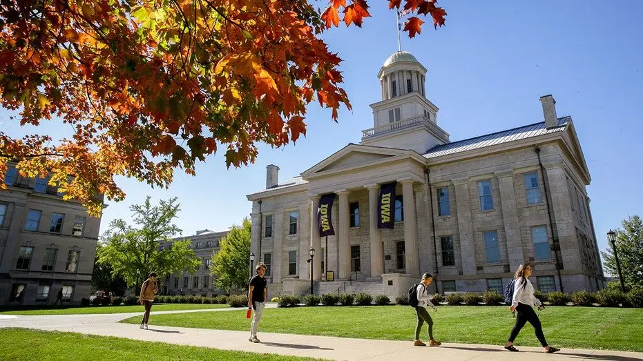 university-iowa-campus-students945078