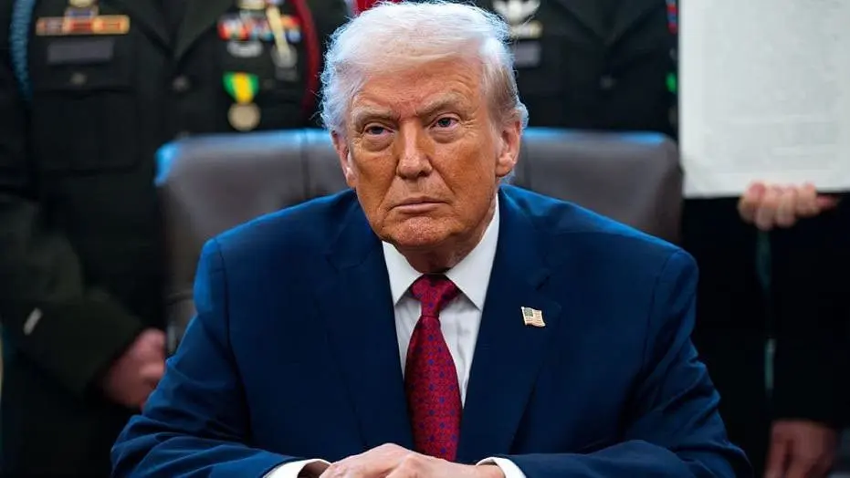 donald-trump-oval-office-desk897236