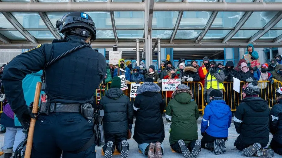 minnesota-anti-ice-airport-protests-003920823