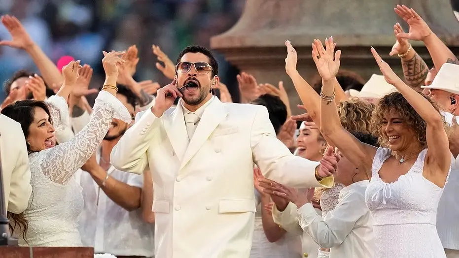 bad-bunny-halftime-stage-sb617527