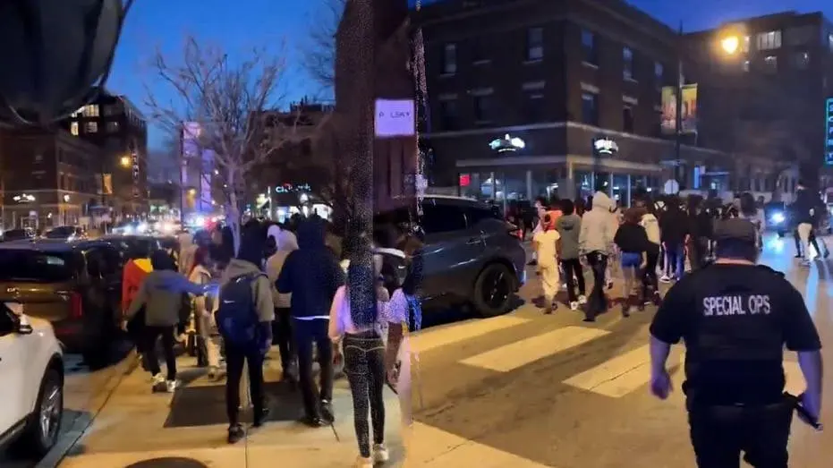 Video shows teens take over Chicago streets as mayor warns of ‘trends’ that can turn ‘deadly’