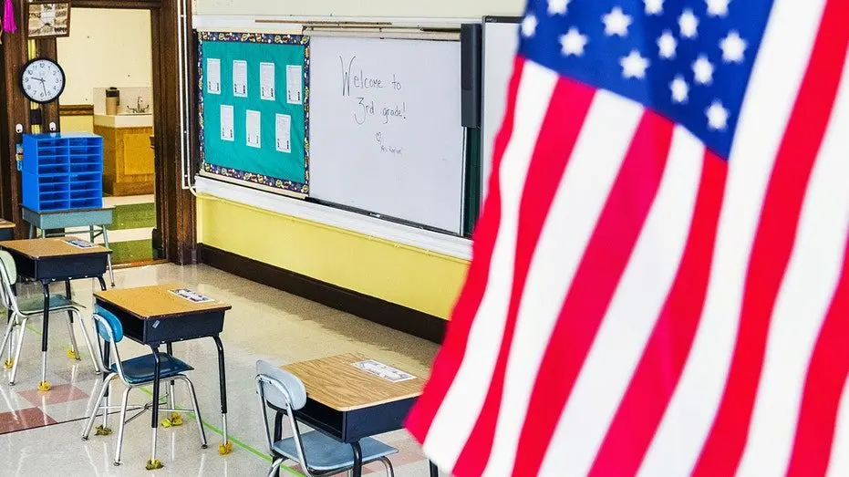 us-flag-in-young-classroom406978